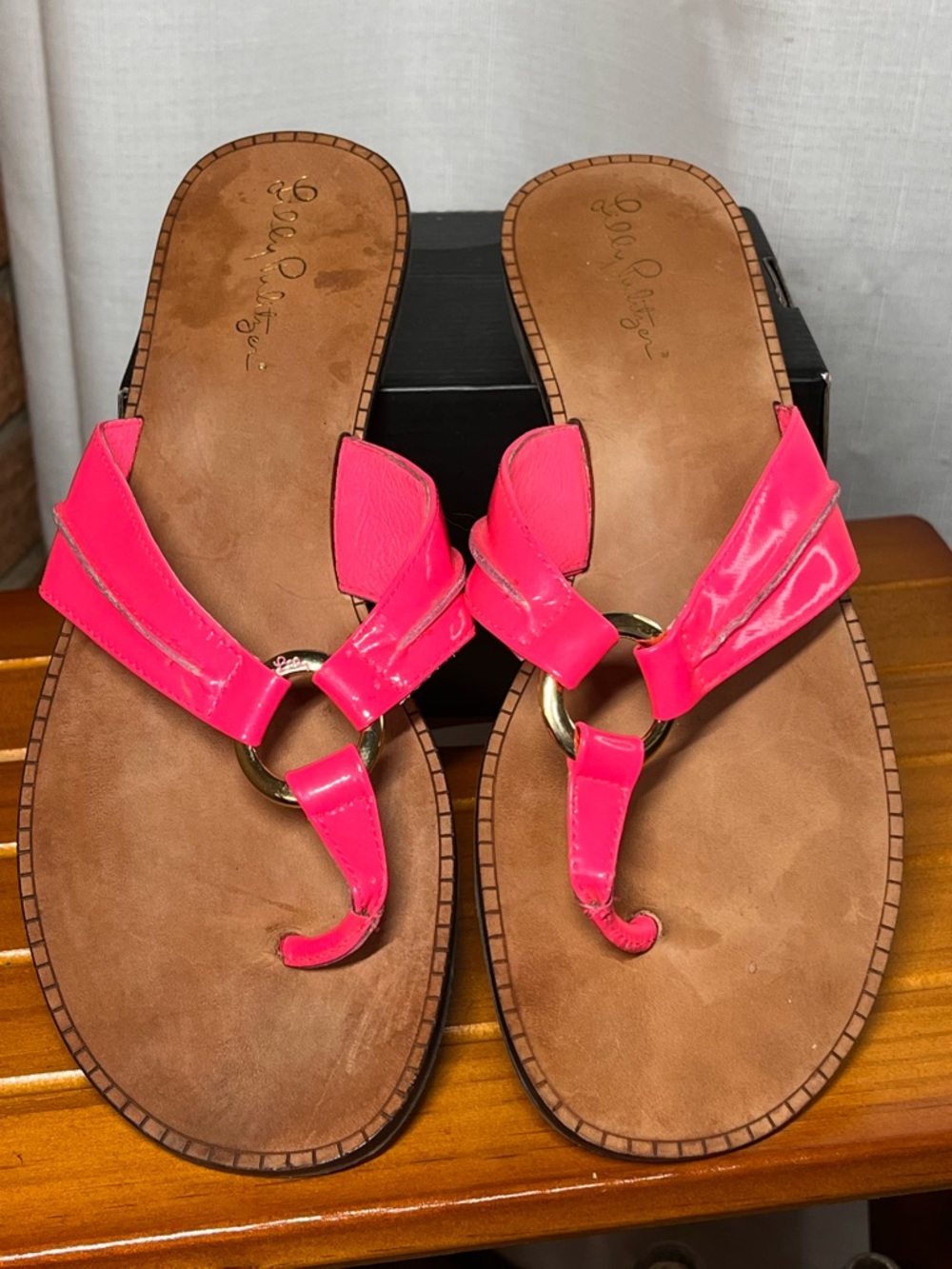 Lilly Pulitzer Pink Patent Leather T-Strap Sandals Gold Logo Ring Size 8.5